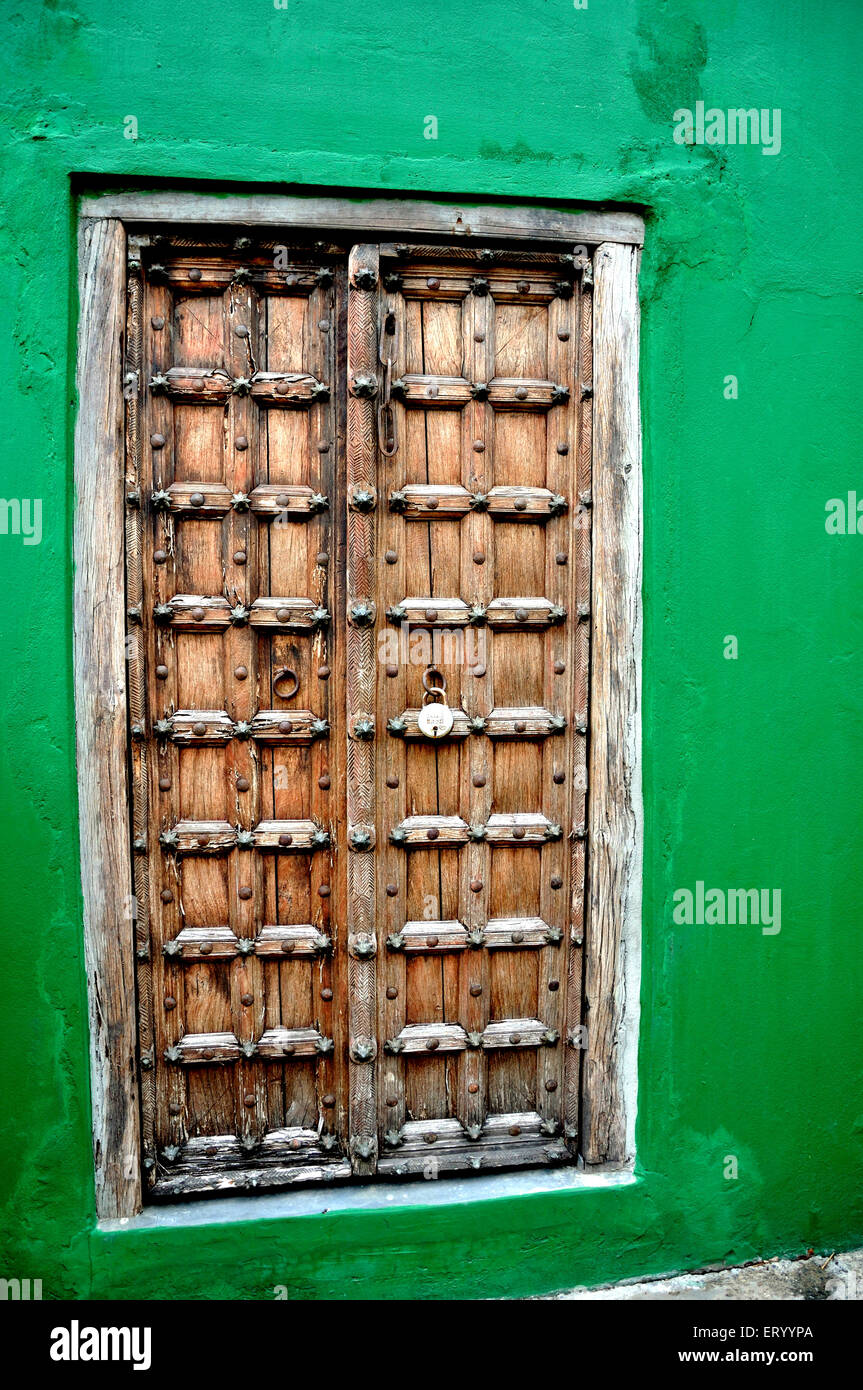 Porte chiuse decorative in legno , Puri ; Orissa ; odisha , India , asia Foto Stock