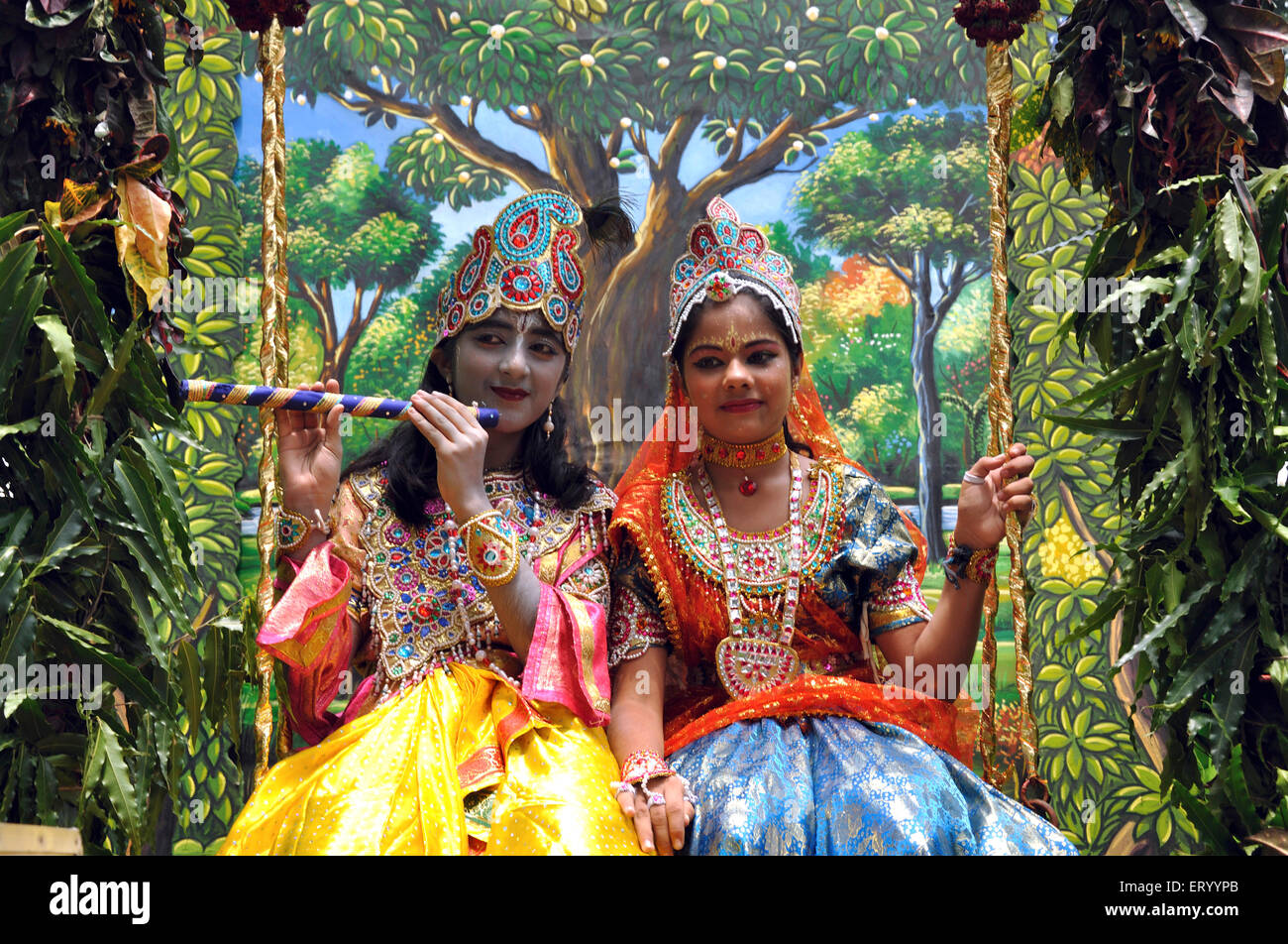 Ragazzo e una ragazza in Radha Krishna costume ; India n. MR Foto Stock