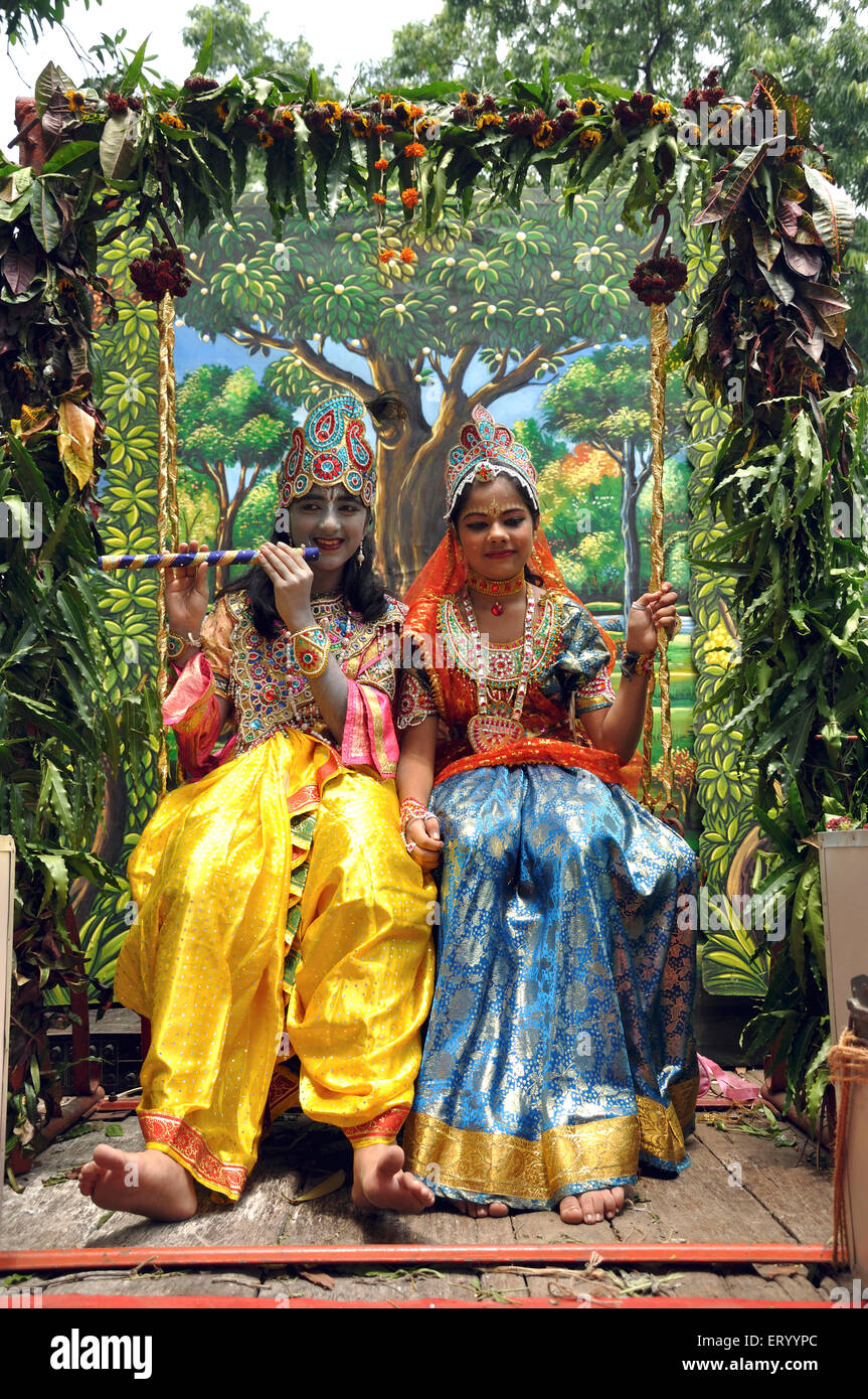Ragazzo e una ragazza in Radha Krishna costume ; India Foto Stock