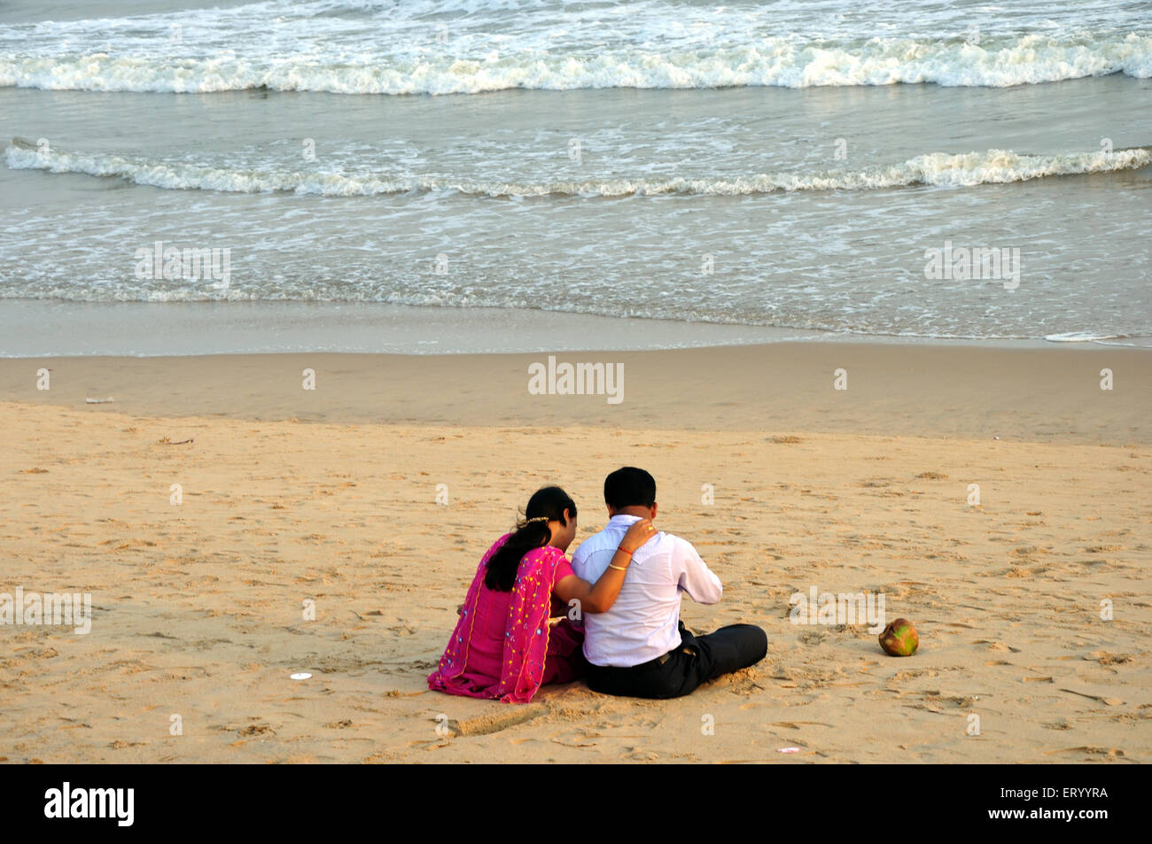 Giovane seduto alla spiaggia di Puri ; Orissa ; India Foto Stock