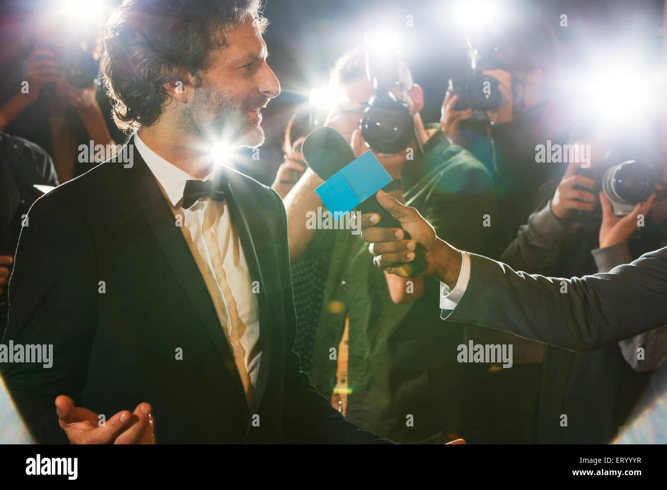 Celebrità intervistata e fotografata da paparazzi a caso Foto Stock