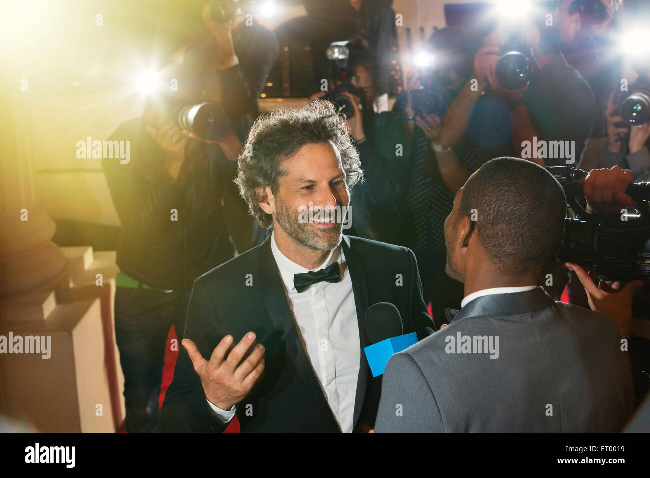 Celebrità intervistata e fotografata da paparazzi fotografi a caso Foto Stock