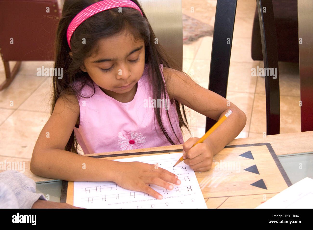 Giovane bambina che studia , MR 543 Foto Stock