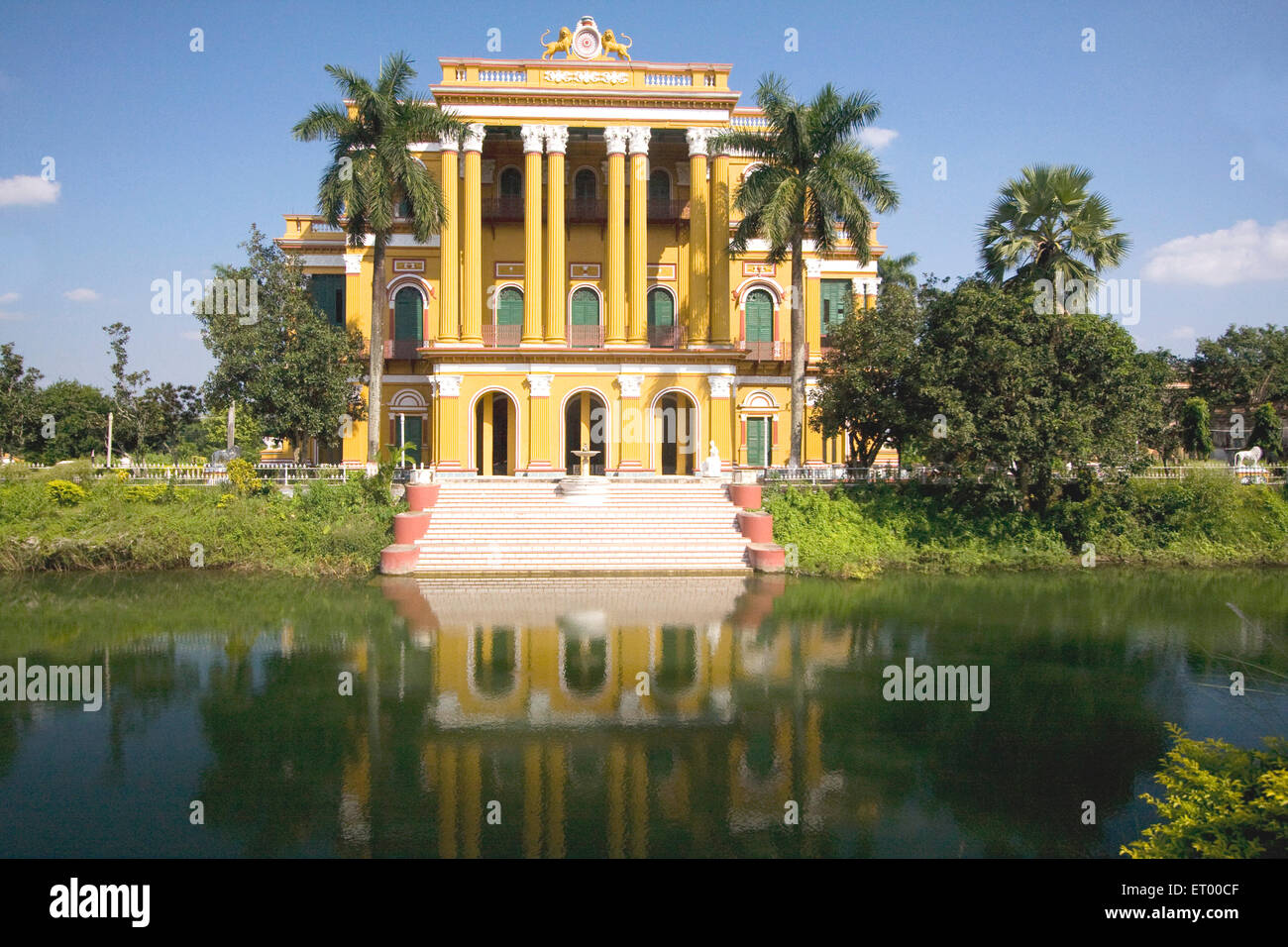 Vista del Palazzo rivolta verso l'acqua dal laghetto ; Murshidabad ; Bengala Occidentale ; India Sito Patrimonio dell'umanità. Foto Stock