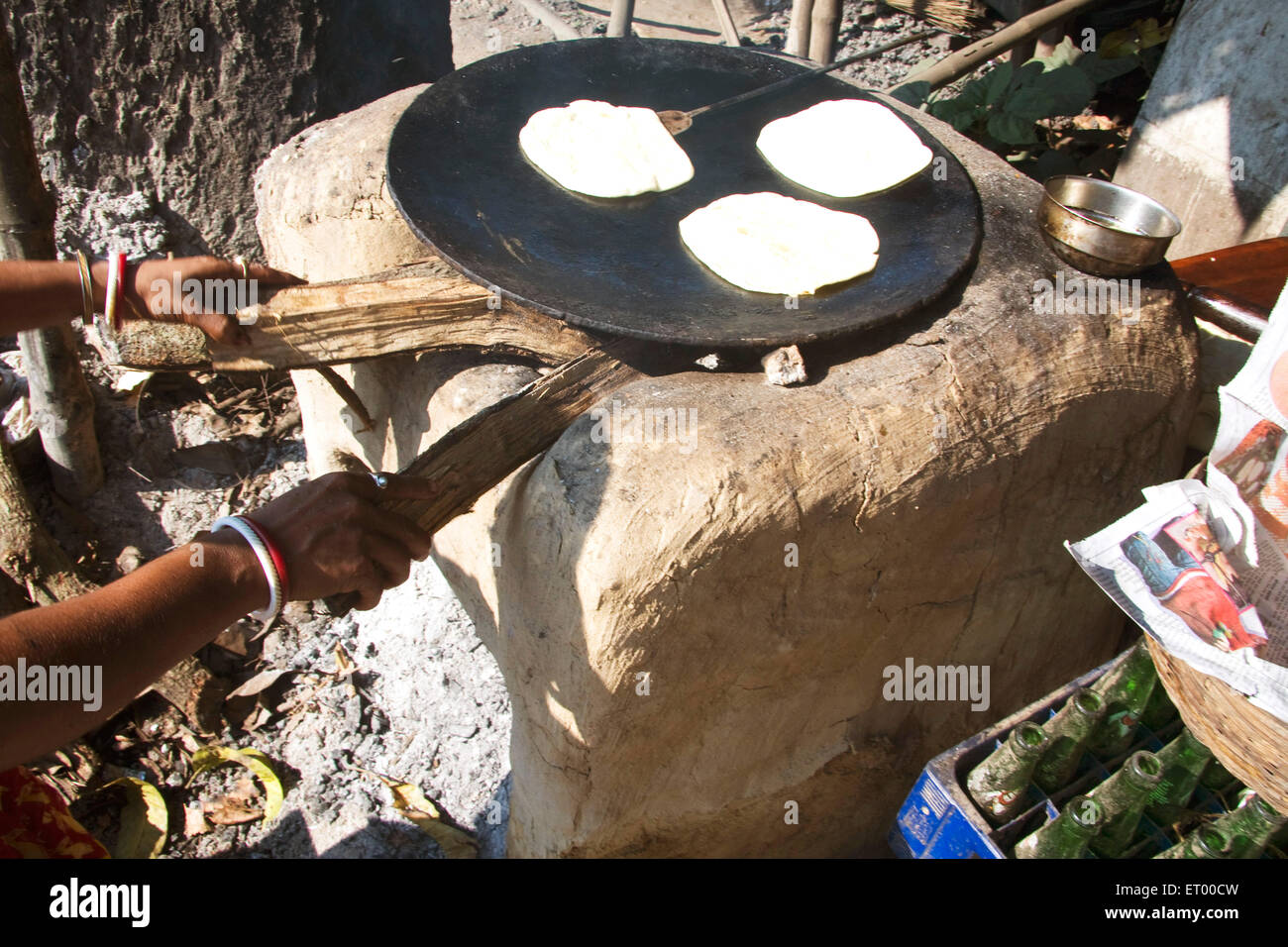 Cucina di pane indiano su legno che brucia fornello esterno argilla chulha , Murshidabad , Bengala occidentale , India , Asia Foto Stock