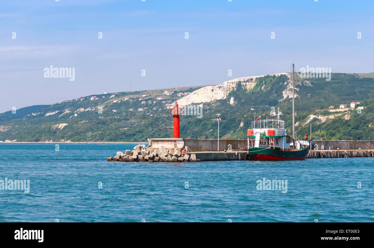 Entrata al porto di Balchik città turistica, rosso faro sul molo. Costa del Mar Nero, regione di Varna, Bulgaria Foto Stock