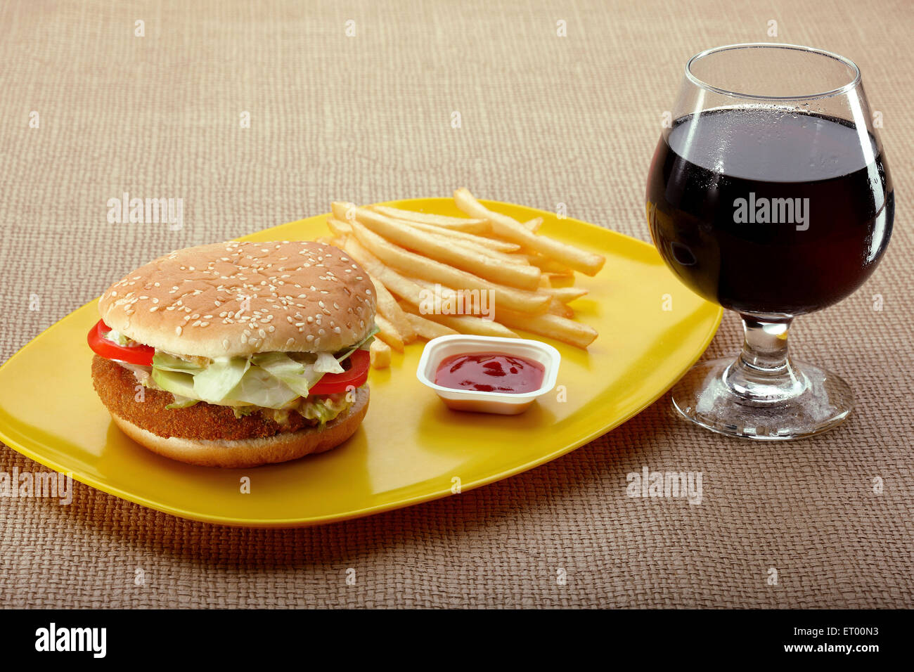 Fast food Burger vegetariano con patatine fritte con salsa e cola ; India Foto Stock