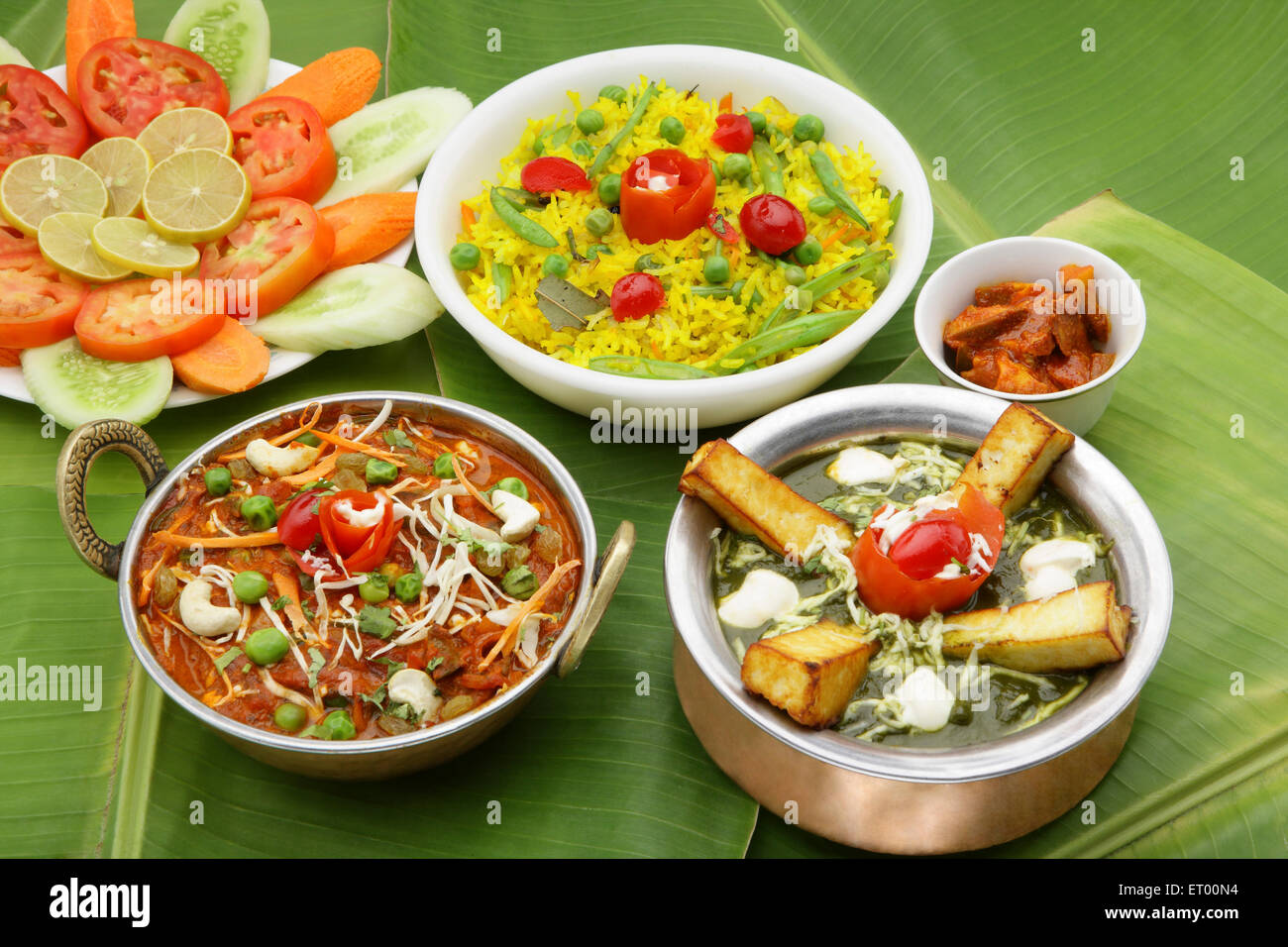 Cibo indiano vegetariano ; kolhapuri in rame ; kadhai paneer palak in rame handi ; piselli verdi riso pulao insalata Foto Stock Cibo indiano vegetariano ; kolhapuri in rame ; kadhai paneer palak in rame handi ; piselli verdi riso pulao insalata Foto Stock