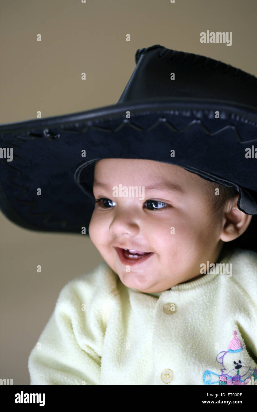 Baby boy divertente guardare con western hat sulla testa signor#732 Foto Stock