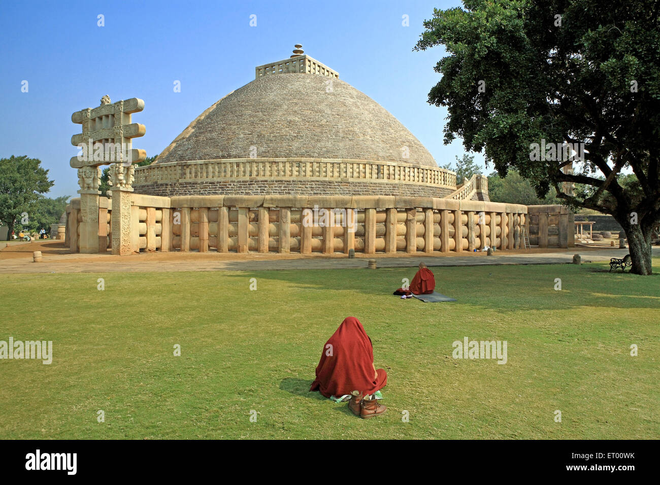 Monaco buddista di scritture di lettura di fronte Stupa 1 costruito da re Ashok ; Sanchi ; Madhya Pradesh ; India Foto Stock