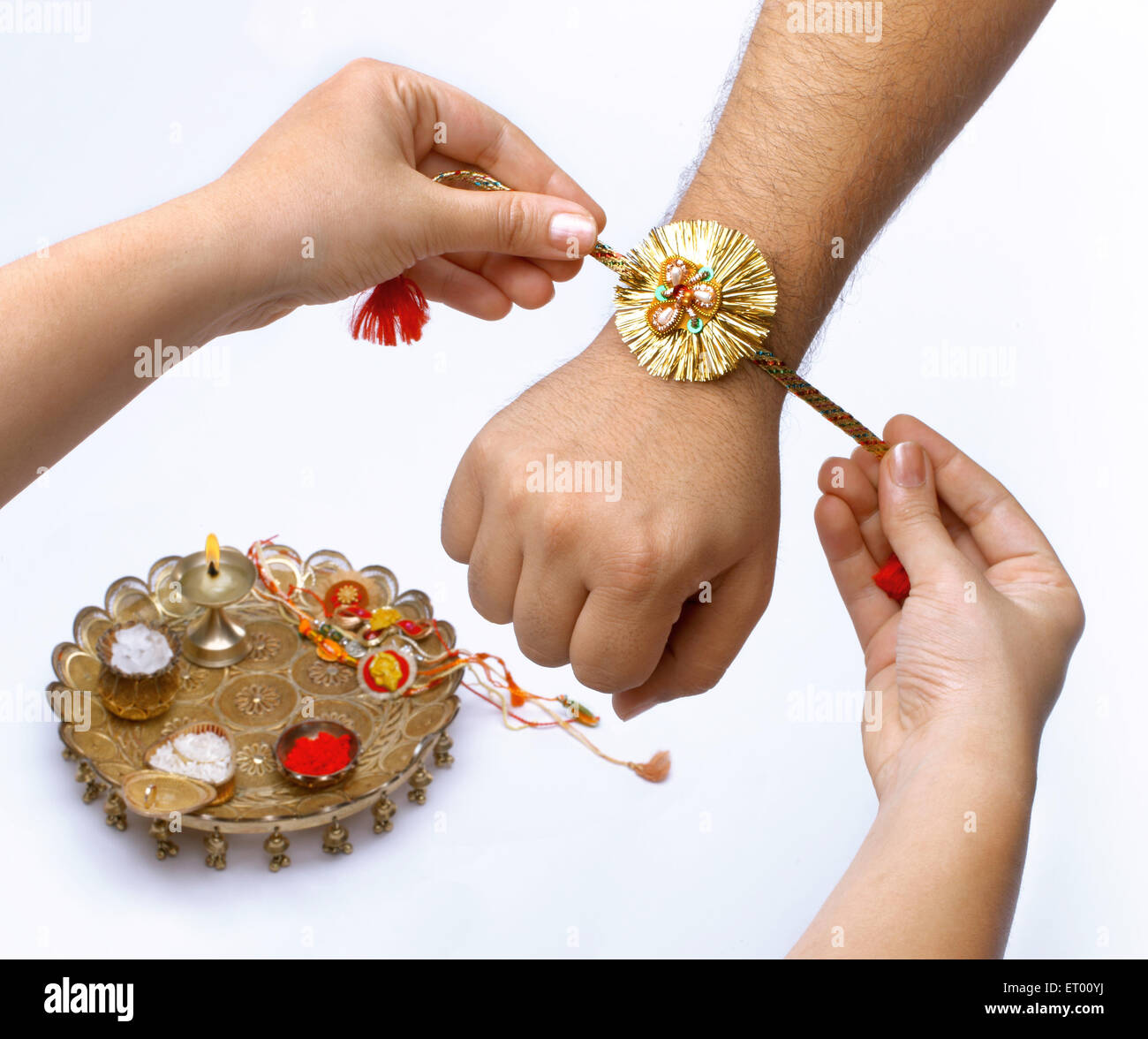 Raksha Bandhan festival ; sorella rakhi legatura sul fratello la mano ; Bombay ora Mumbai ; Maharashtra ; India Foto Stock