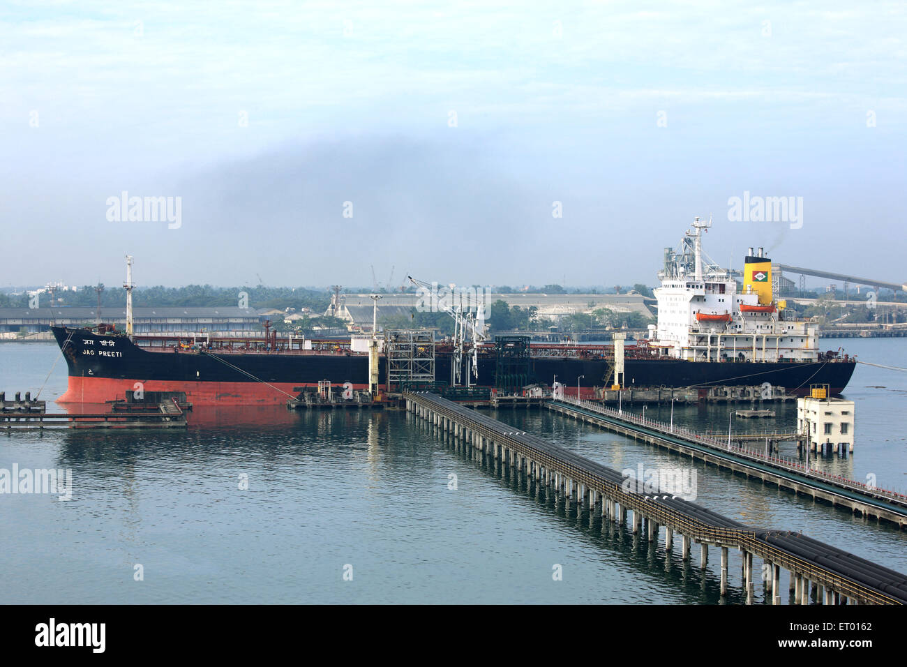La petroliera di scarico olio al jetty di Cochin Kochi harbour ; Kerala ; India Foto Stock