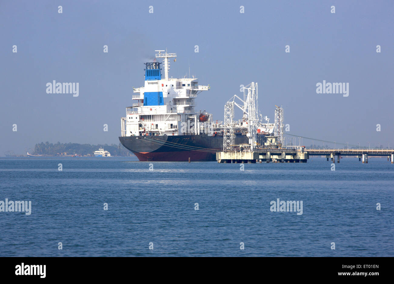 Petroliera nave ancorata ; Cochin Kochi harbour jetty ; Kerala ; India Foto Stock