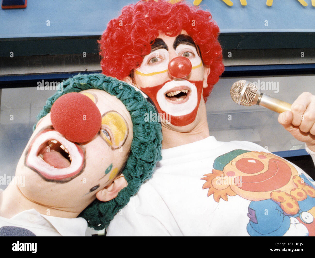 Karaoke clown Peter Watson (a destra) e Stephen Brooks intrattenere shopper in Stockton. Il 15 marzo 1995. Foto Stock