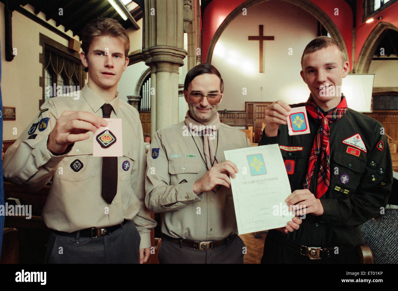 La Contea di Assistente Commissario David Clark (centro) si congratula con gli scout Paul Barker (l) e Edward Bradley sulla vincita top Premi scouting. 13 ottobre 1996. Foto Stock