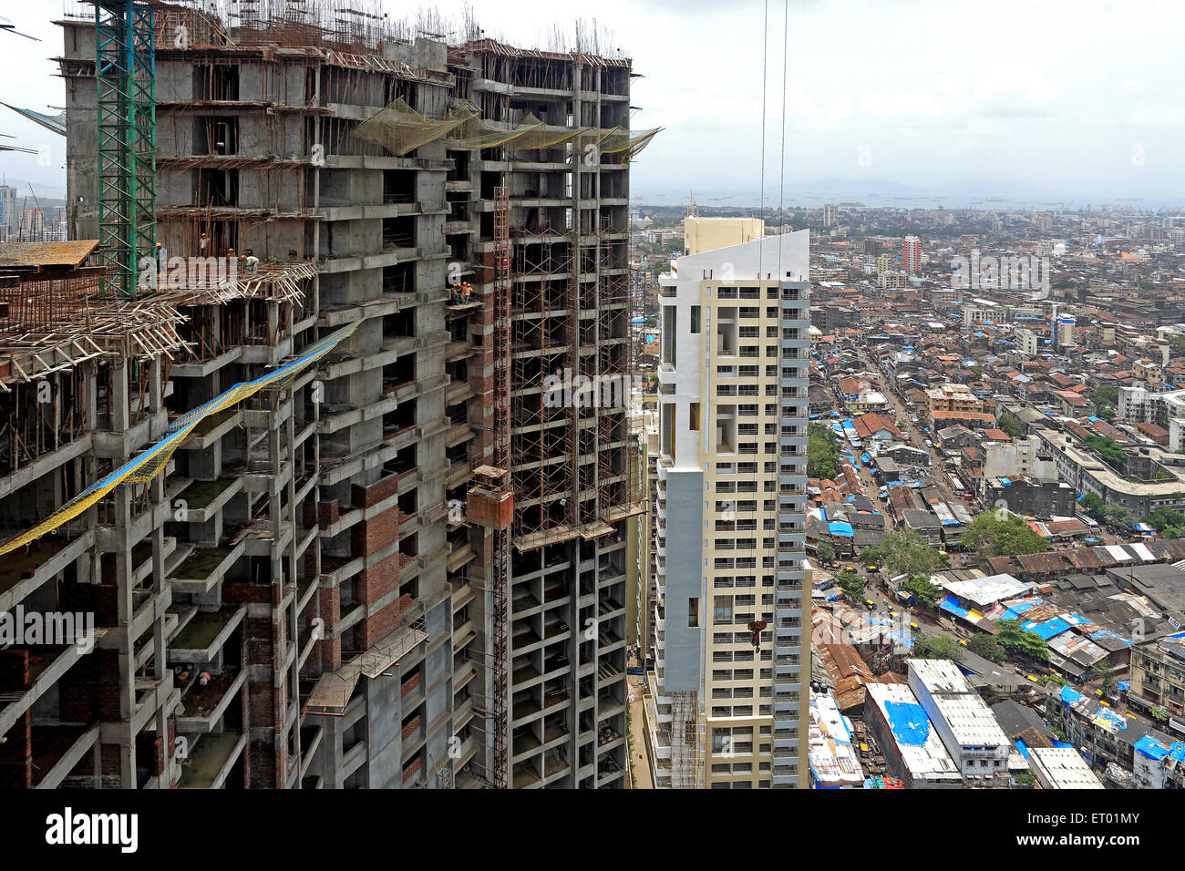 La costruzione di edifici con vecchie case in Mumbai area centrale ; Mumbai Bombay ; Maharashtra ; India Foto Stock