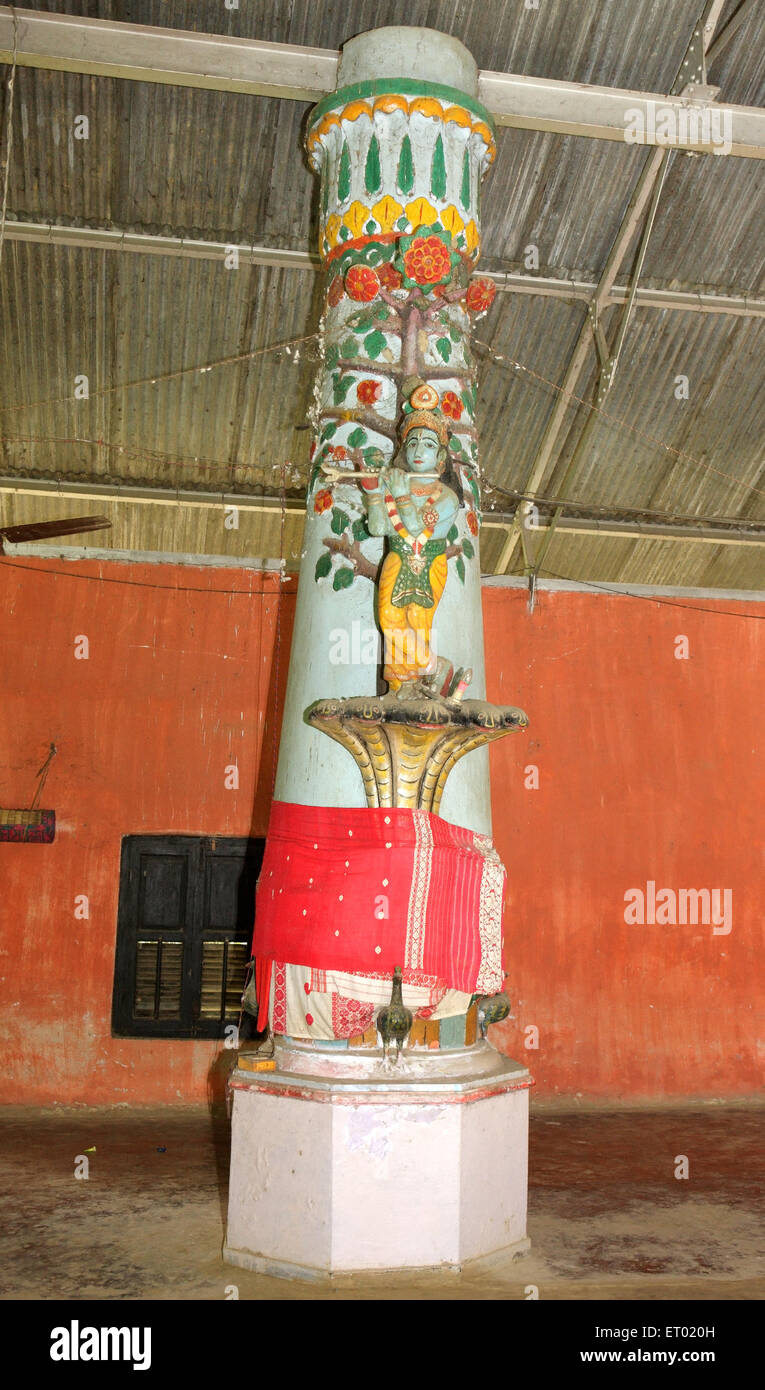 Statua di Krishna in vaishnavite tempio indù ; Kamalabari ; Majuli Island ; Assam ; India Foto Stock