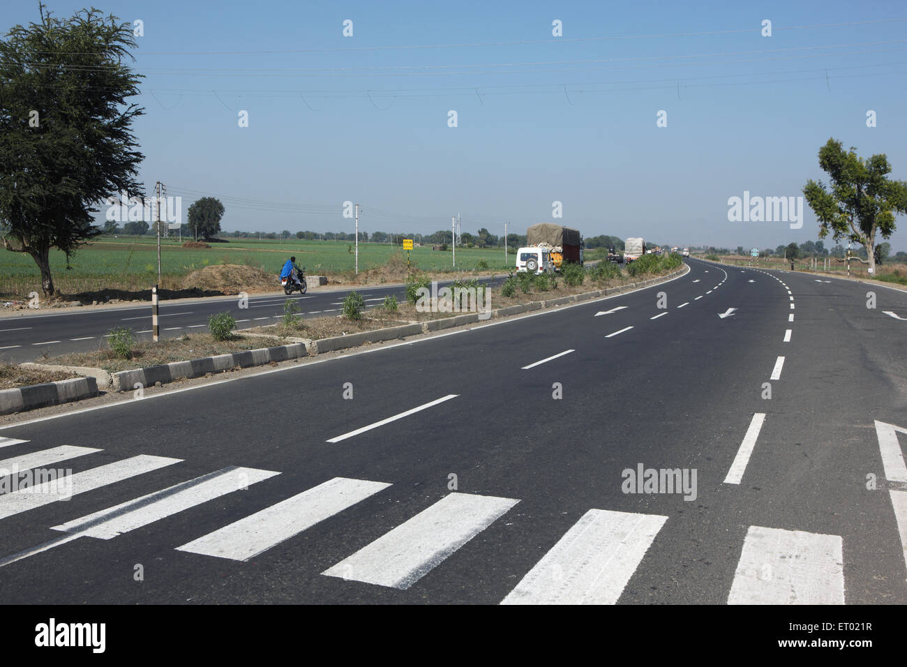 Attraversamento pedonale, autostrada Nazionale numero tre, Madhya Pradesh, India, Asia Foto Stock