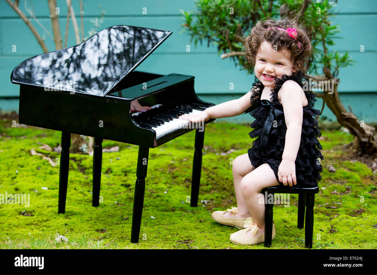 Bambina gioca su un pianoforte giocattolo Foto Stock