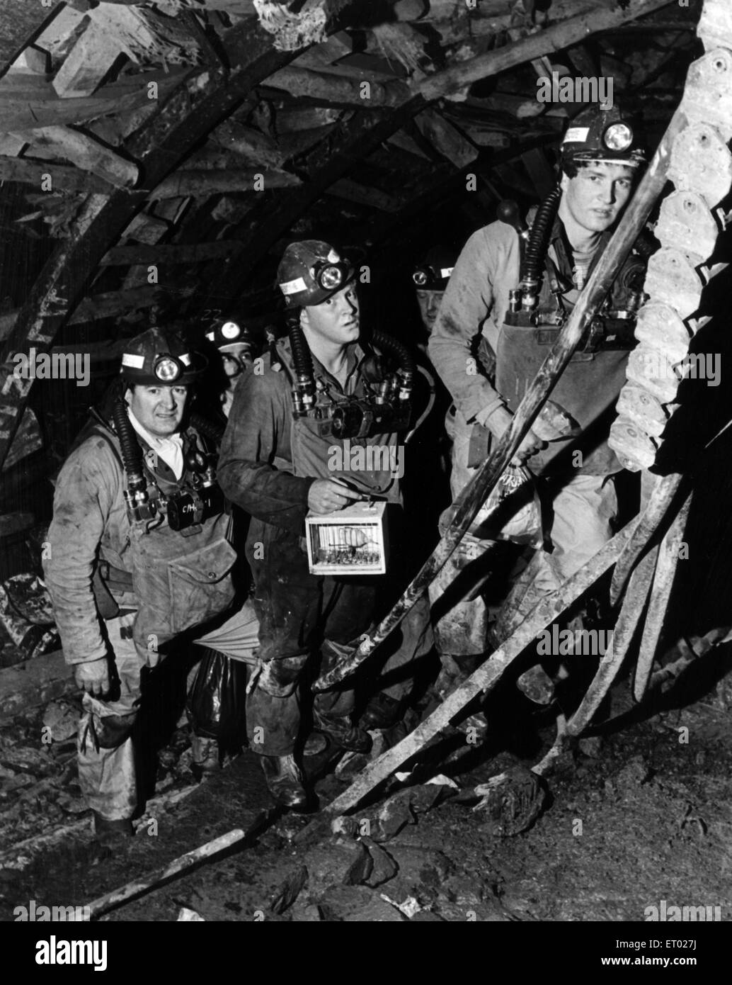 Grim di fronte alle squadre di soccorso per tornare in superficie in corrispondenza di Seafield Colliery, 6 febbraio 1985. Il primo reporter in teh incendio che devastò Seafield complesso è stato Ian Metcalfe, con phptpgrapher Bill Fraser, hanno unito il pugno di minatori dedicato che erano in lotta contro il tempo per salvare il loro pit ... una lotta che essi non potevano vincere. Foto Stock