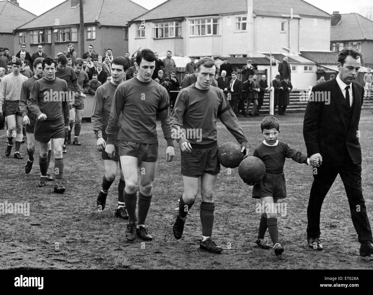 Ricordo è scritto sulle facce di Highgate Regno capitano, Gordon Cooper, sei-anno-vecchia mascotte Anthony Doherty - figlio di Highgate semi-back Hughie - e manager John Hewitson come prendono il campo per la partita di oggi. Highgate Tony Allden è stato ucciso dopo essere stato colpito da un fulmine il mese prima. Il 4° marzo 1967. Foto Stock