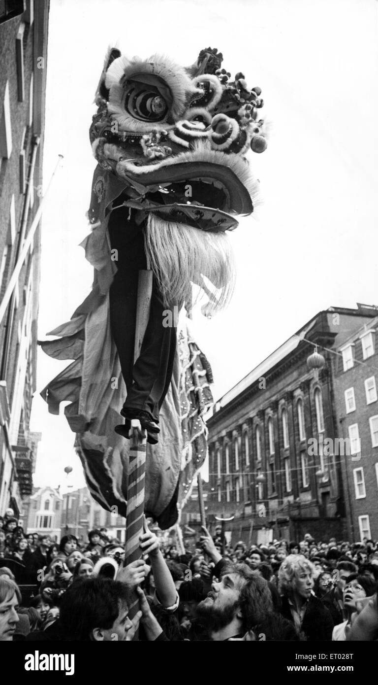 Una grande folla guarda le celebrazioni tradizionali come i festeggiamenti per il Capodanno cinese di ottenere in modo nel cuore di Liverpool Chinatown. Il 25 gennaio 1982. Foto Stock