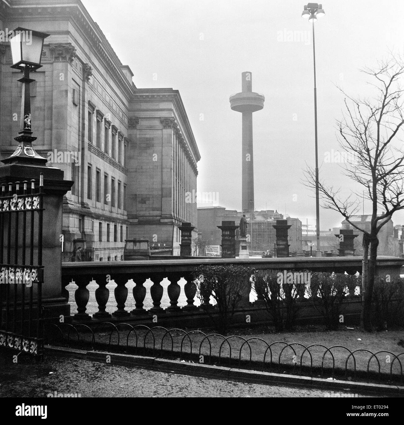 Vista di Liverpool che mostra St George's Hall, con la mitica Radio City Tower in background, Merseyside. Circa 1970. Foto Stock