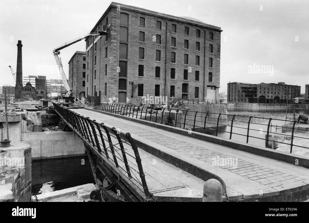 La strada attraverso....il restaurato Hartley ponte girevole che porta al museo marittimo è di nuovo orologio all'Albert Docks. Foto Stock