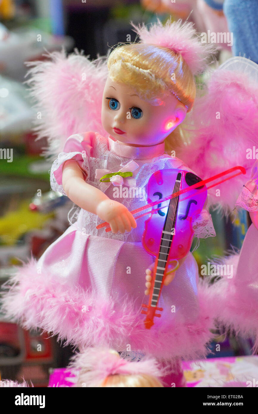 PVC giocattolo ragazza che suona violino strumento musicale Foto Stock