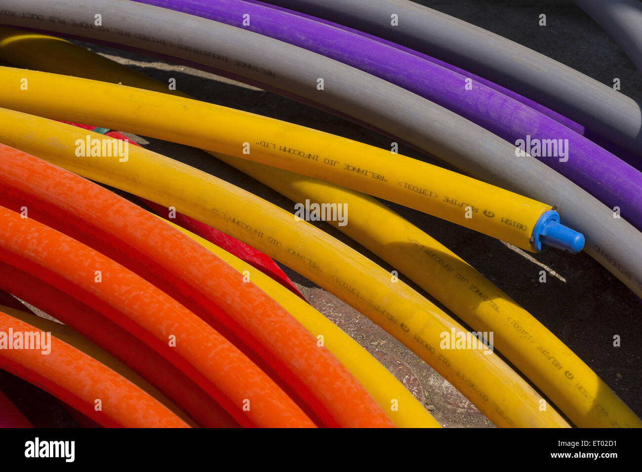 Reliance 4G Network multi colore tubi in PVC India Asia Foto Stock