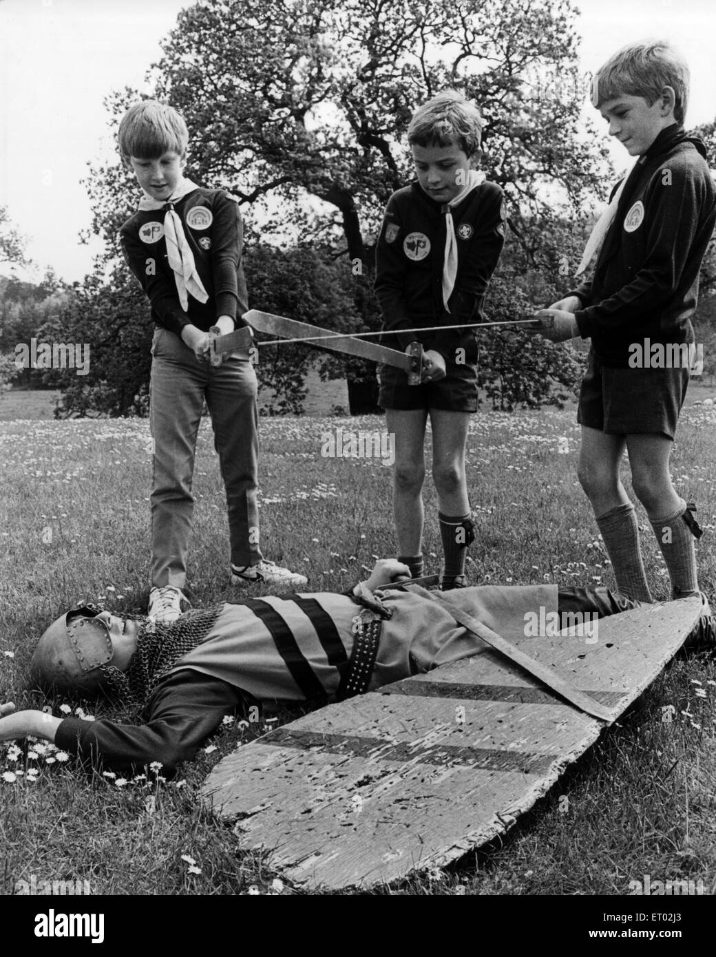 Più di 2000 Cleveland Cubs raccolti sul campo scuola a Laurence Jackson School in Guisborough presso il wekend per celebrare il settantesimo anniversario della Cub Movimento Scout. Nella foto sono tre dei ragazzi di ottenere il meglio di Ranalph de Trevi Foto Stock