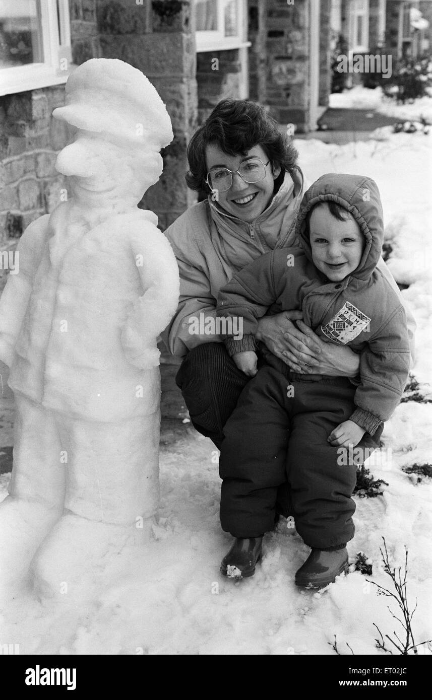 Esso¿ postino Pat... La signora Christine Dixon e due anni di Tristan con loro speciale pupazzo di neve che ha causato molto scalpore in Netherton. Il 12 febbraio 1991. Foto Stock