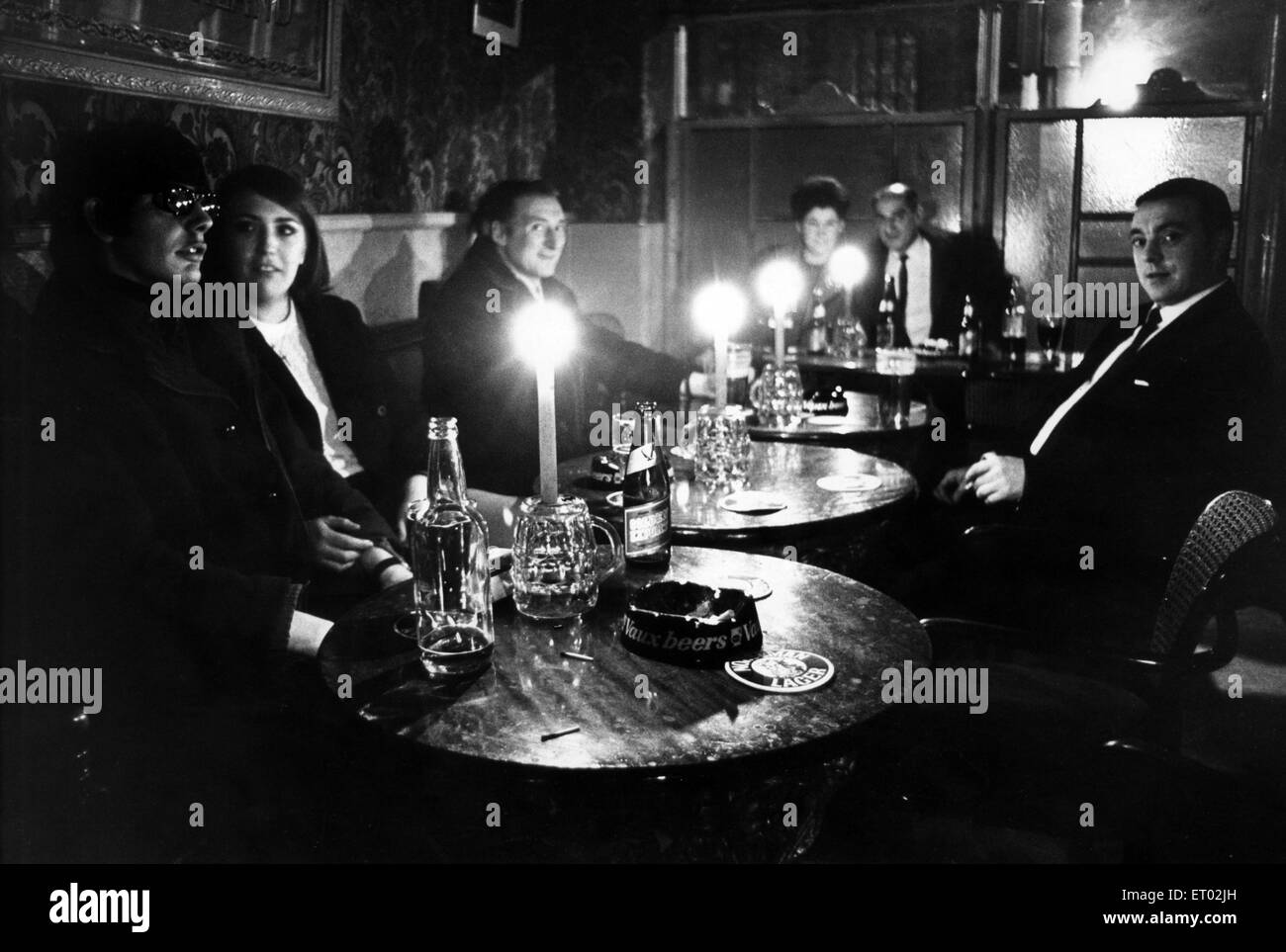 Tagli di potenza per effetto case pubbliche, con patroni costretto a bere a lume di candela, Newcastle, Newcastle, Tyne and Wear. 8 dicembre 1970. Foto Stock