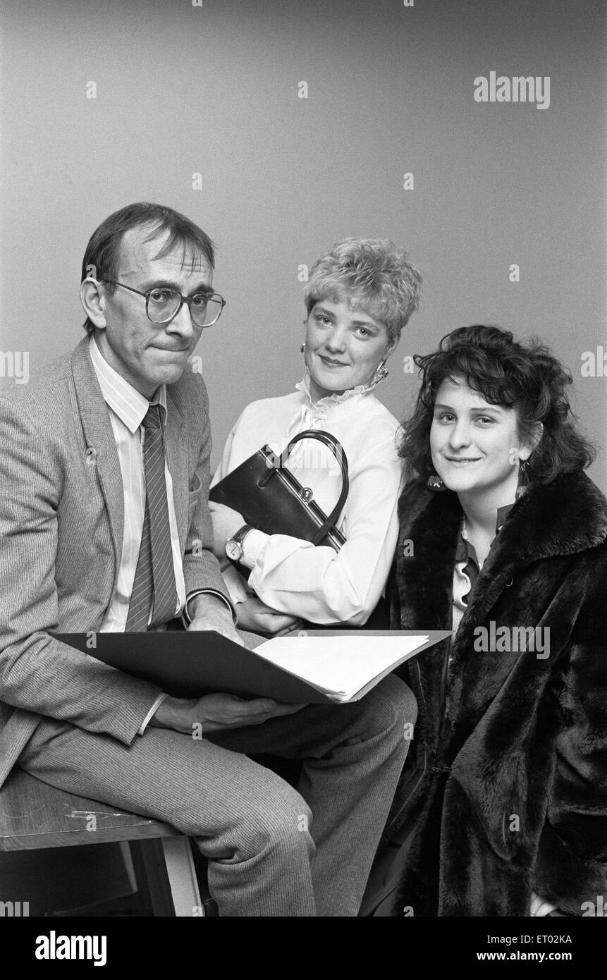 Gli scolari provenienti da tutta la Gran Bretagna sono di trarre vantaggio dal lavoro di Newsome insegnante e la sua classe. Signor Gary Wilson è autore di un nuovo libro al centro di una £160.000 progetto educativo progettato per aiutare i giovani a studiare inglese per il GCSE. Signor Gary Wilson a Newsome con allievi Rachel Powell e Rachel Oliver. Il 1 febbraio 1989. Foto Stock