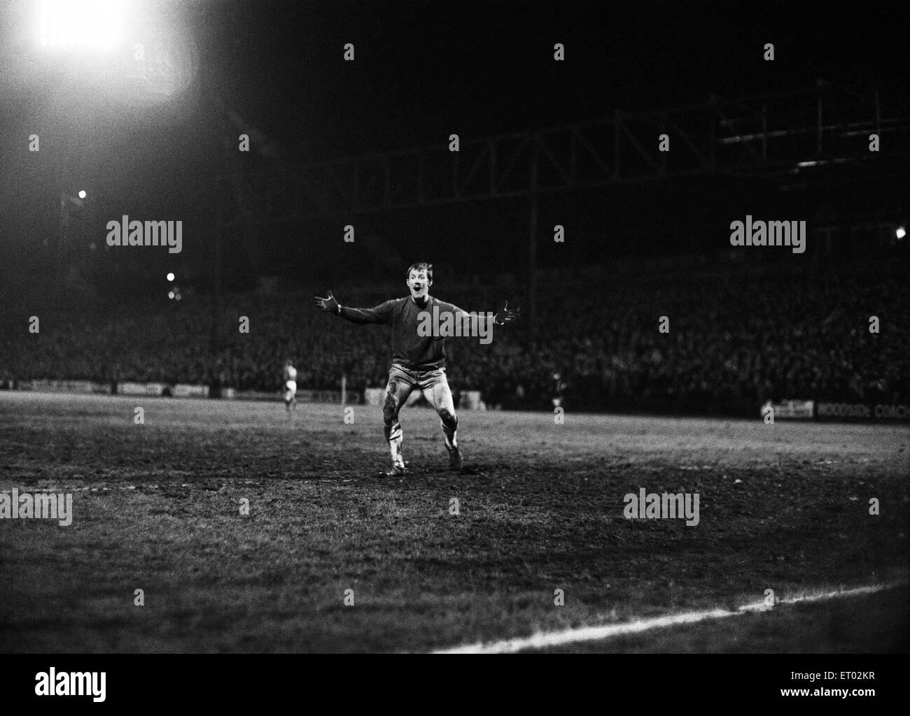 FA Cup terzo turno replay corrispondono a Selhurst Park. Il palazzo di cristallo 0 v Charlton Athletic 2. Charlton portiere Charlie Wright cercando felici tutti sul suo proprio quando il suo compagno di squadra mettere la palla in rete per la seconda volta. 8 gennaio 1969. Foto Stock