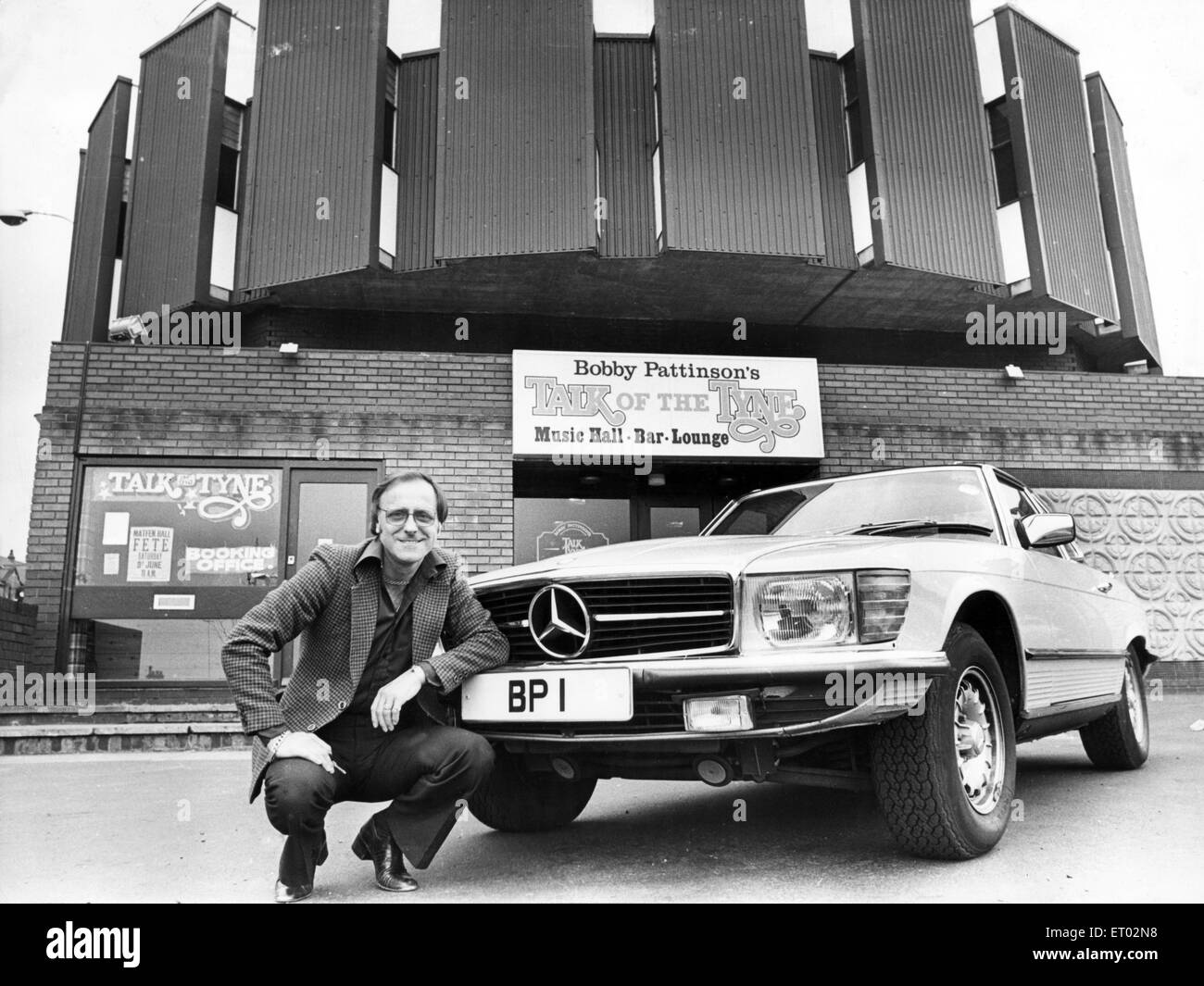 Bobby Pattinson, proprietario di nightclub "Parlare del Tyne', al di fuori del club con la sua vettura, Gateshead, Tyne and Wear. Il 1 maggio 1979. Foto Stock