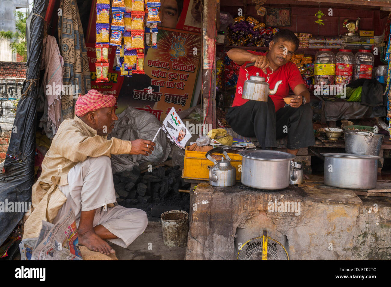 Tè Stall negozio di tè venditore di tè versando tè in kulhad Varanasi Uttar Pradesh India Asia indiano asiatico Foto Stock
