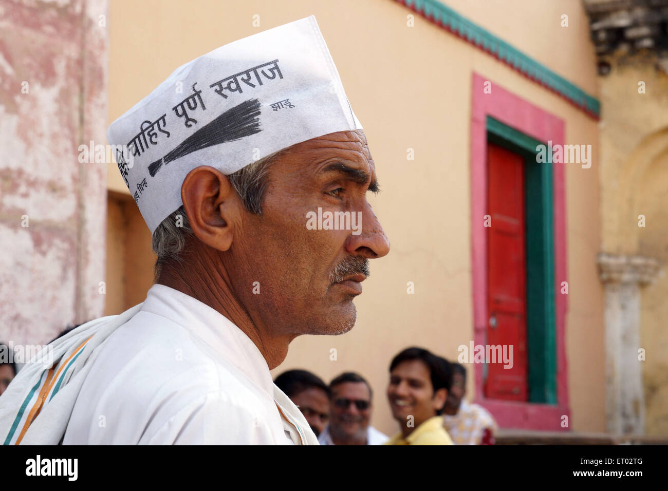 Sostenitore indossando Aam Aadmi parte Cap Varanasi Uttar Pradesh India Asia Foto Stock