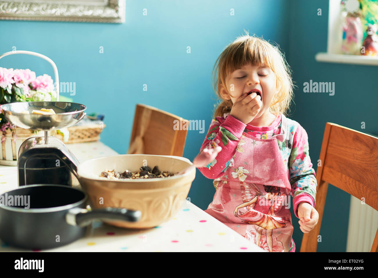Degustazione di ragazza la cottura Ingredienti in cucina Foto Stock