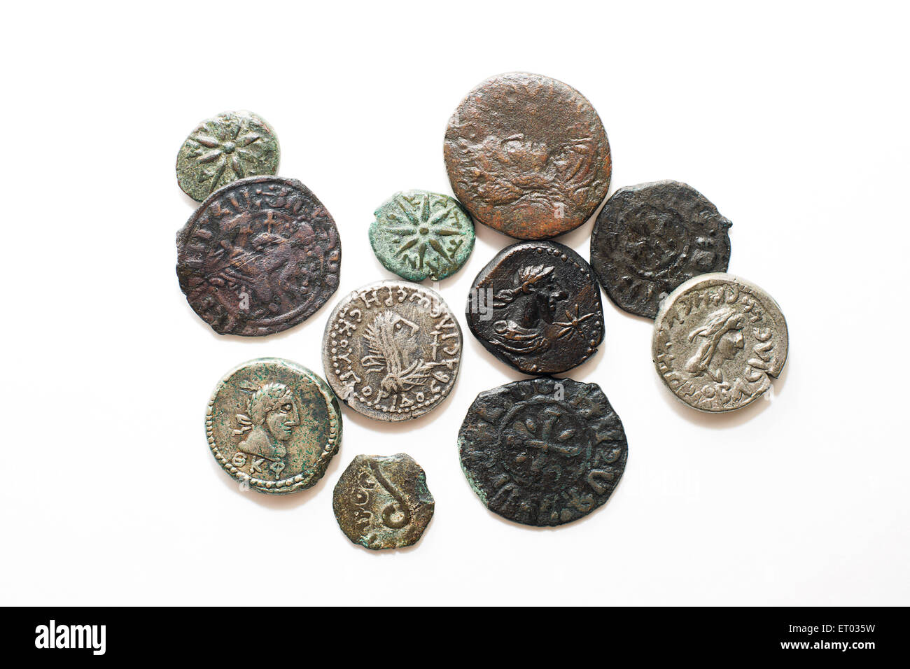 Un sacco di vecchie monete con ritratti di re su sfondo bianco Foto Stock