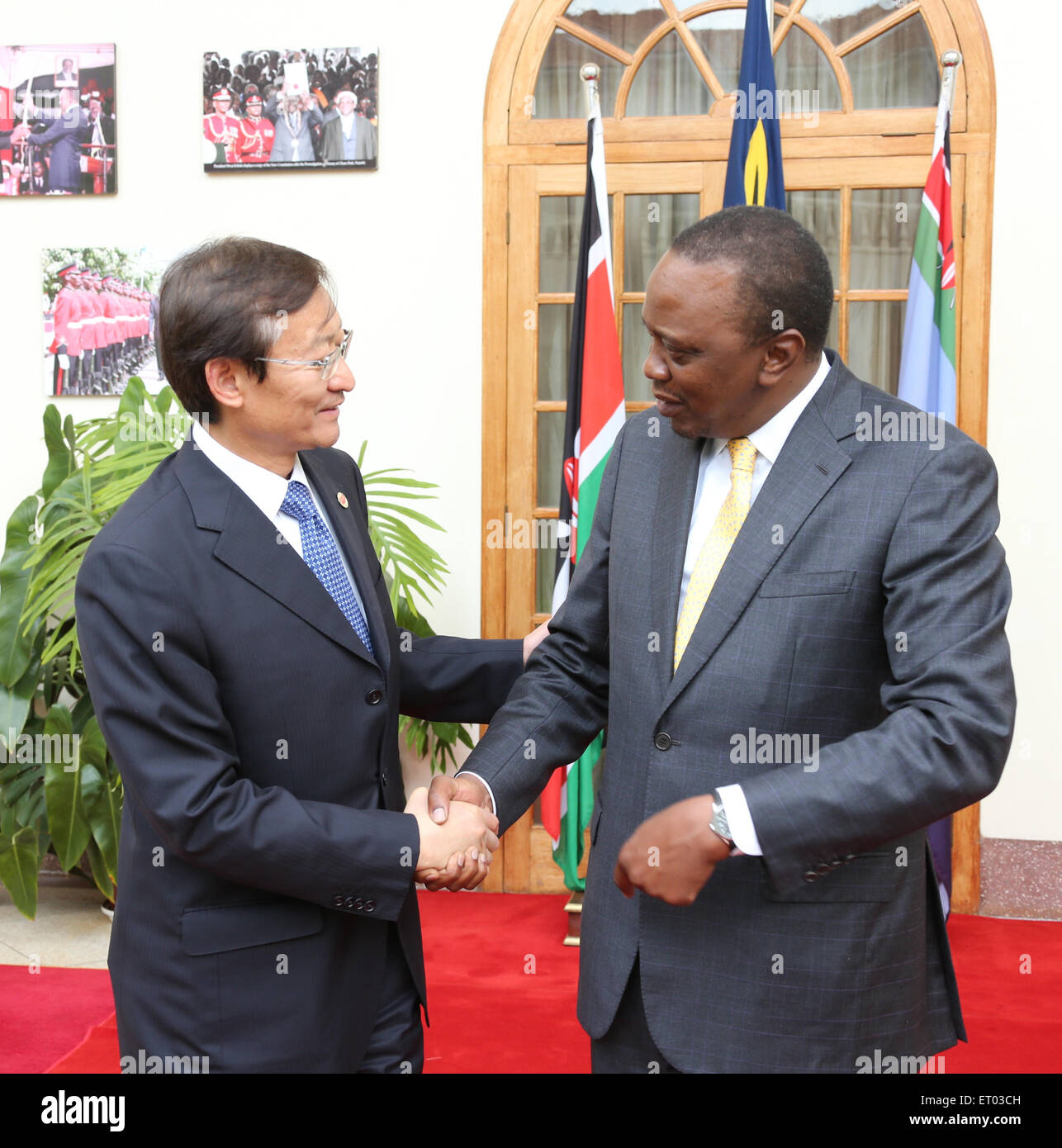 Nairobi, in Kenya. 8 Giugno, 2015. Il Presidente keniano Uhuru Kenyatta (R) si incontra con il Cinese in visita il Vice Ministro degli Esteri Zhang Ming presso la casa di stato a Nairobi, in Kenya, Giugno 8, 2015. © Simbi Kusimba/Xinhua/Alamy Live News Foto Stock