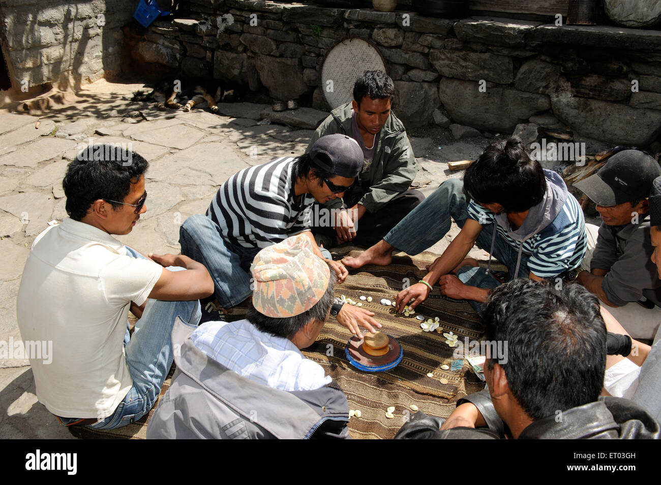 Gioco d'azzardo con conchiglie , Koto , Manang Sadak , Nepal , Repubblica Democratica del Nepal , Asia meridionale , Asia Foto Stock