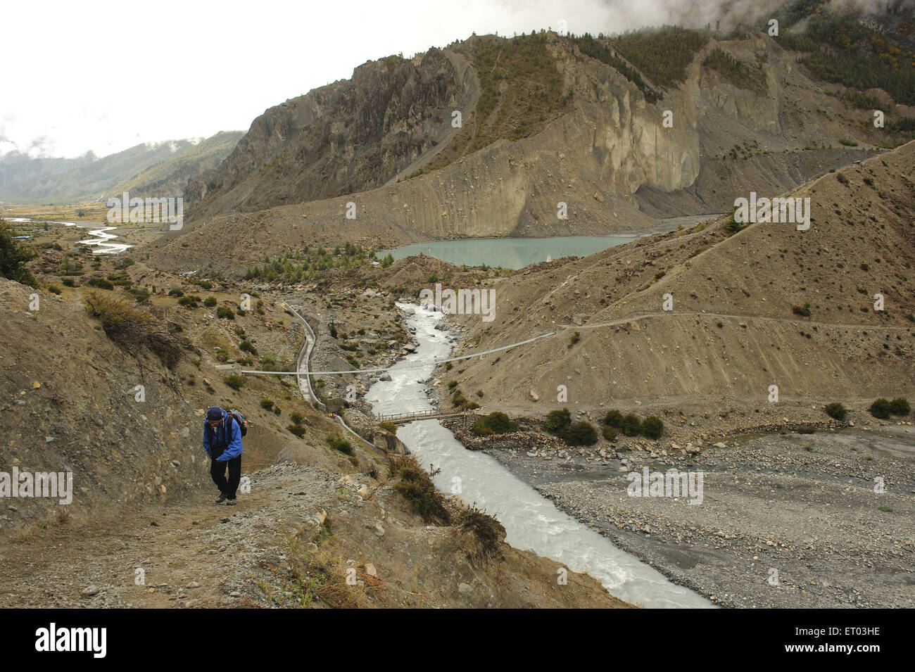 Trekker , fiume Marsyangdi , lago di Gangapurna , Manang , zona di Gandaki , Nepal , Repubblica Democratica del Nepal , Asia meridionale , Asia Foto Stock