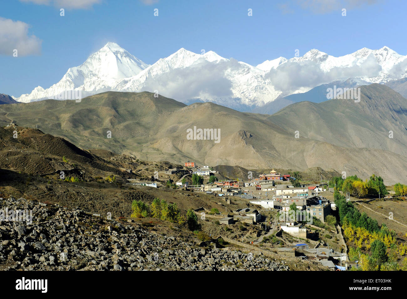 Picco di neve e villaggio , Muktinath , Ranipauwa , Mustang , Nepal , Repubblica Democratica del Nepal , Asia meridionale , Asia Foto Stock