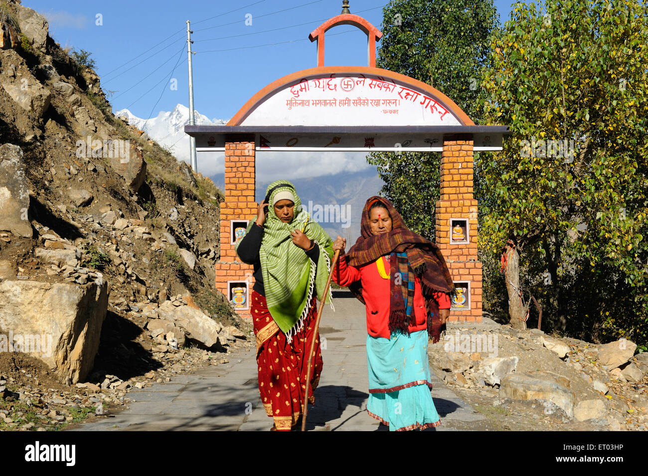 Donne alla porta d'ingresso del tempio , Muktinath , Ranipauwa , Mustang , Nepal , Repubblica Democratica Federale del Nepal , Asia meridionale , Asia Foto Stock