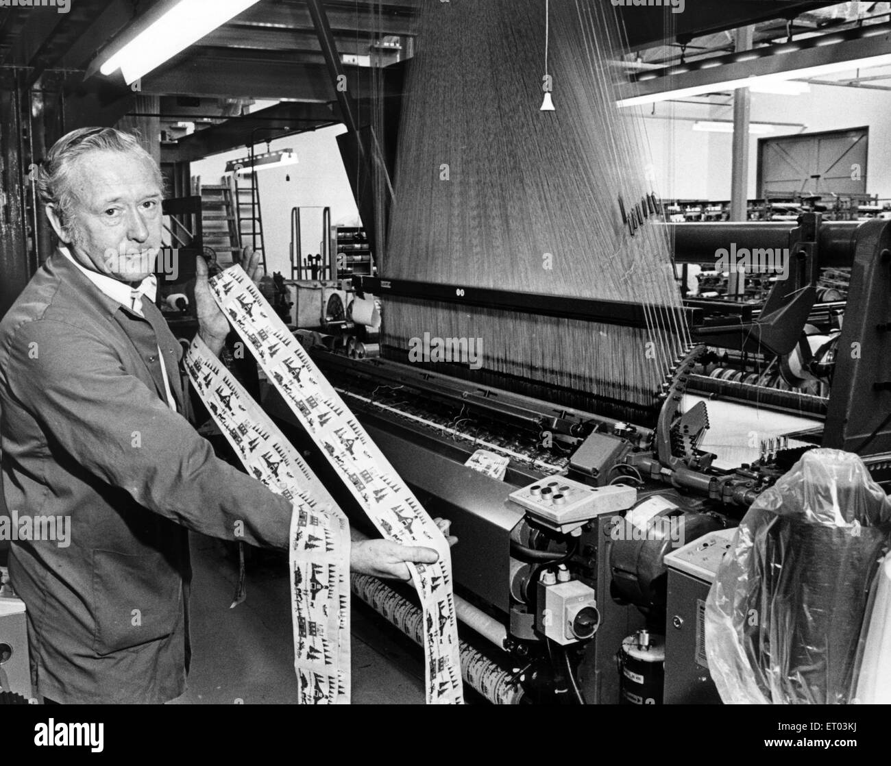 A pochi giorni di attività in cui è usato per prendere le settimane sono completati e uno dei 11 nuovi telai svizzero è la riproduzione di immagini a occhio vigile del soprintendente di tessitura Arthur Shriff in contanti. Il 27 febbraio 1985. Foto Stock