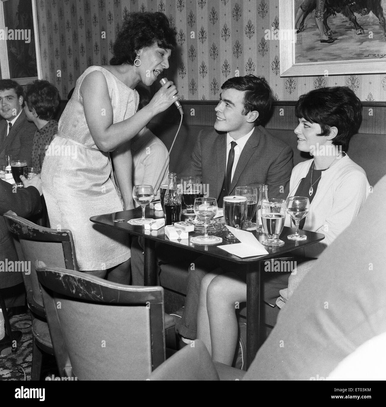 Un paio di ottenere il trattamento da parte di un cantante di Dundee Lounge Bar. Il 6 giugno 1967. Foto Stock