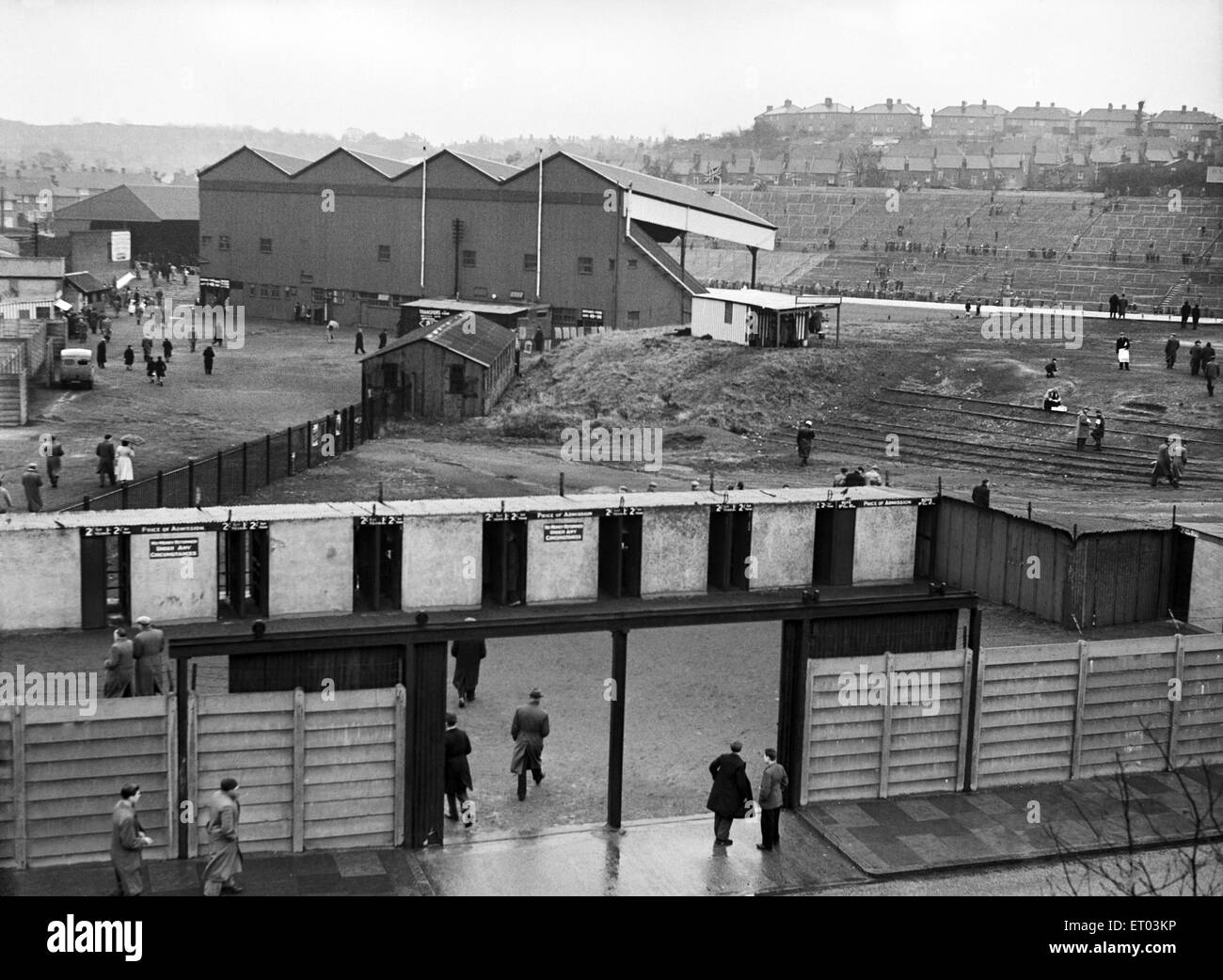 English League Division One corrispondono a valle. Charlton Athletic 0 v Aston Villa 2. Vista della terra. Una cappa di desolazione appeso sopra lui valle durante che 1956-67 retrocessione stagione. Pochi anni dopo in media 40.000, presenze era dimezzata. La folla per Aston Villa su dicembre 15, 1956, quando questa foto è stata scattata, era 13,452. Il 15 dicembre 1956. Foto Stock