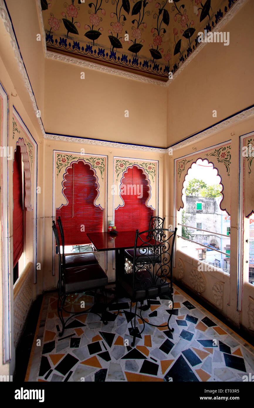 Tavolo e sedie in ferro battuto , Udaipur , Rajasthan , India , Asia Foto Stock