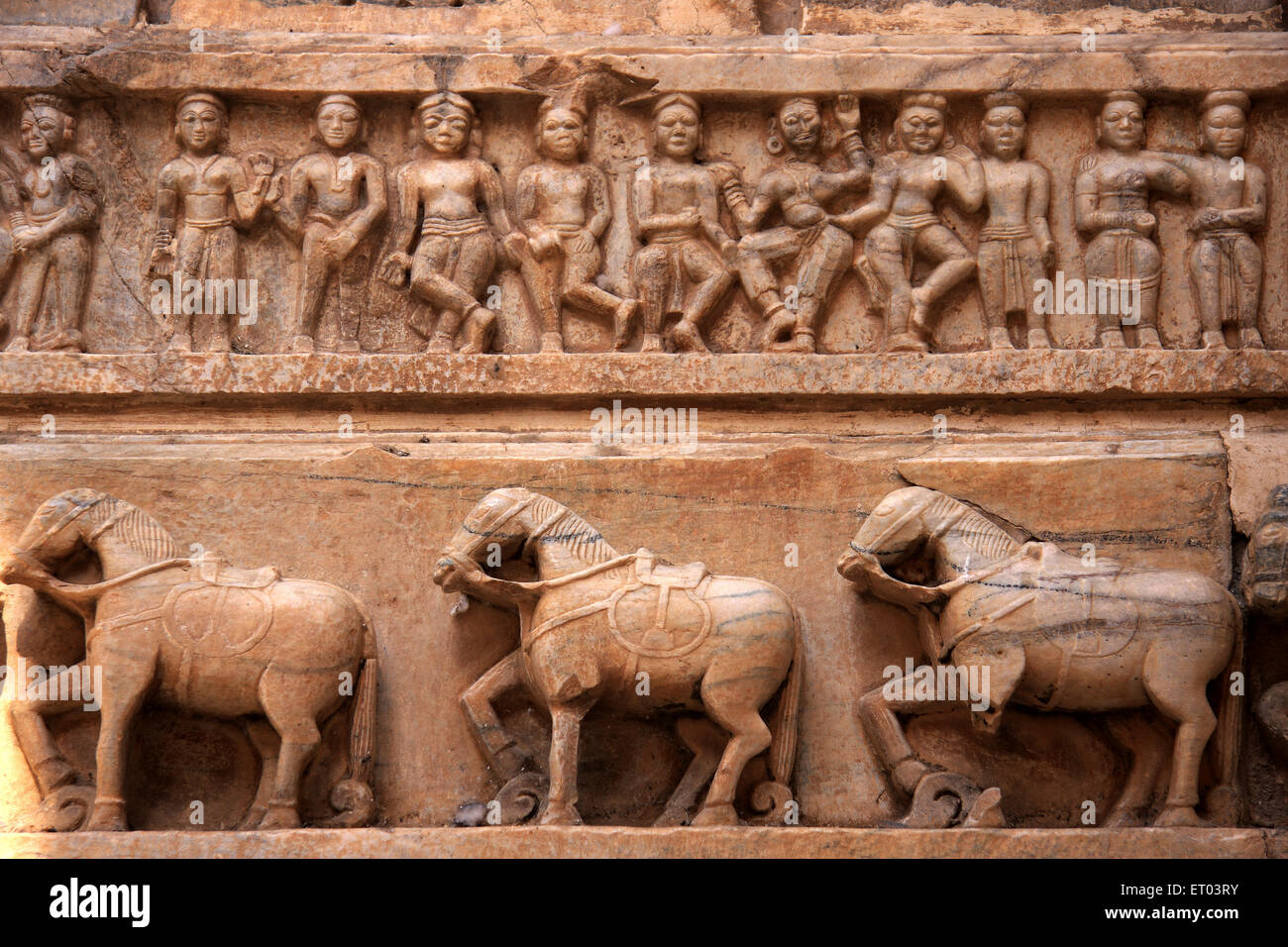 Personaggi e cavalli danzanti, Tempio di Jagdish, templi di Vishnu, Udaipur, Rajasthan, India, Asia Foto Stock